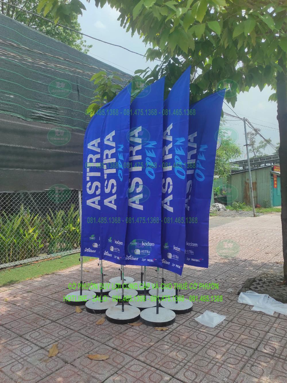 Nhóm cờ cánh buồm ASTRA màu xanh đặt trên đế tròn