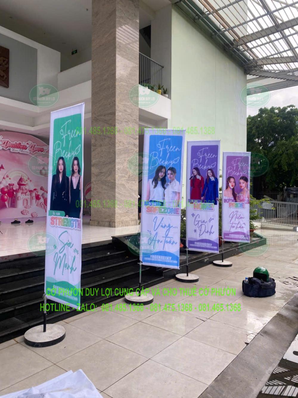 Dãy cờ chữ nhật in hình nhân vật trước khu vực trang trí