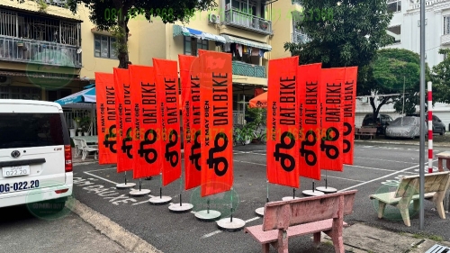 CỜ PHƯỚN CHỮ NHẬT DAT.BIKE Dự án hơn 1.500 bộ cờ quảng cáo ngoài trời cho hệ thống cửa hàng, đại lý, showroom và sự kiện xe điện