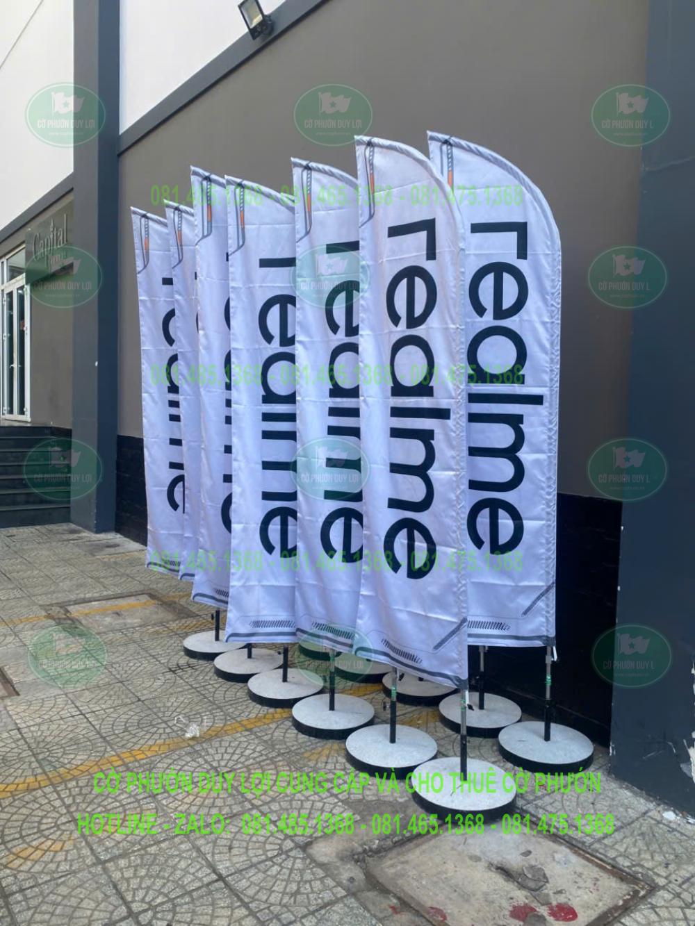 Dãy cờ cánh buồm trắng in thương hiệu realme trên đế tròn