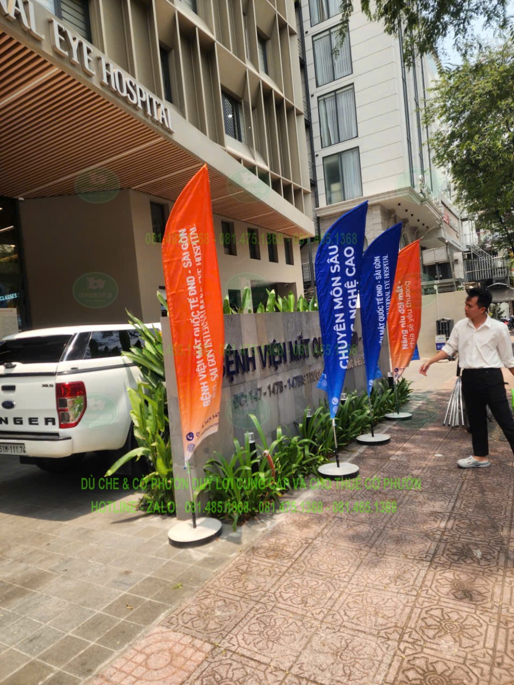 Cờ cam và xanh trước Bệnh viện Mắt Quốc tế DND Sài Gòn