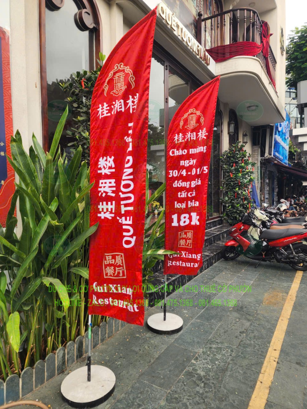 Hai bộ cờ đỏ Quế Tương Lầu quảng bá thương hiệu và chương trình trước nhà hàng