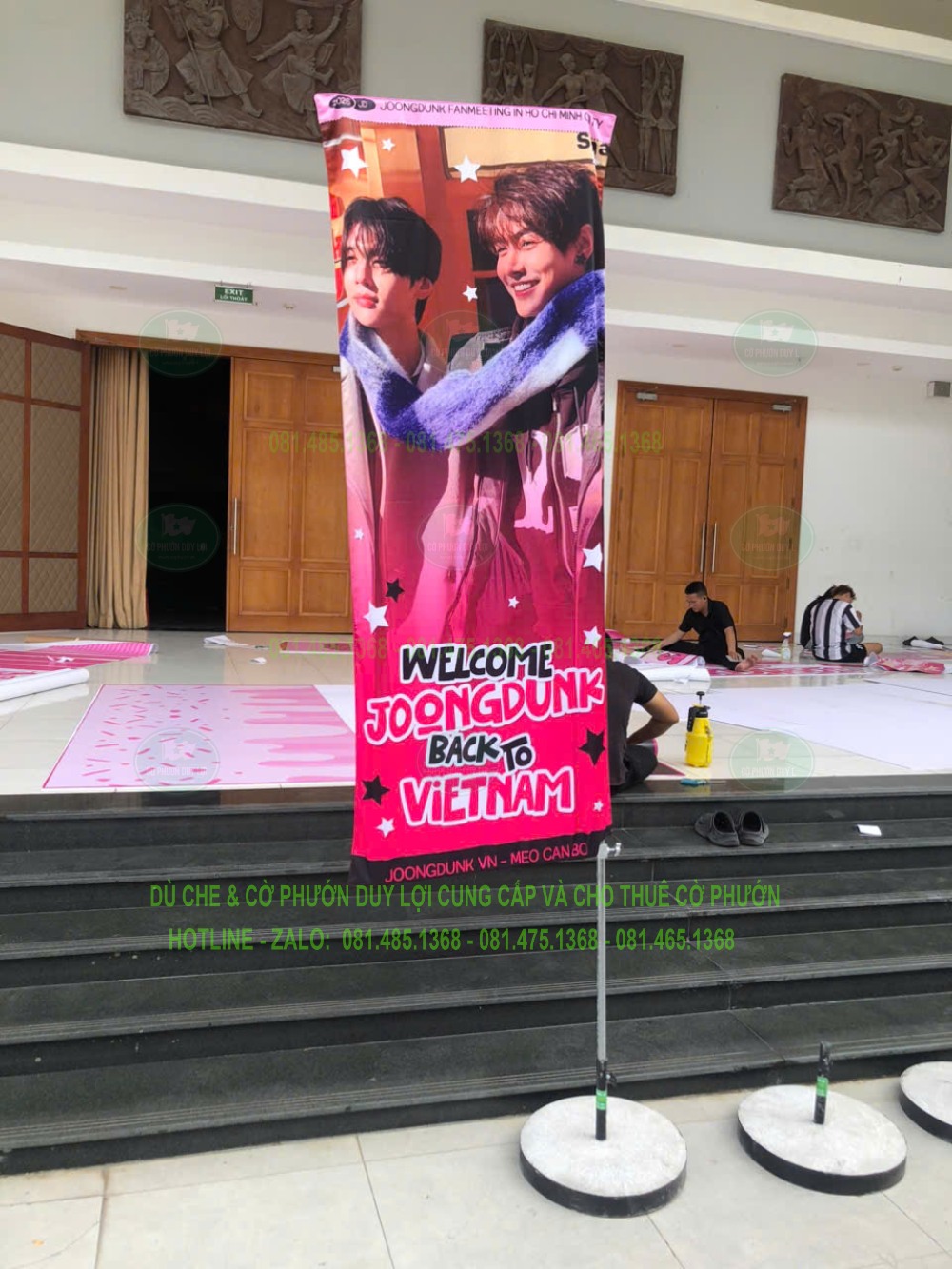 Cờ chữ nhật JOONGDUNK tại khu vực chuẩn bị trang trí fanmeeting