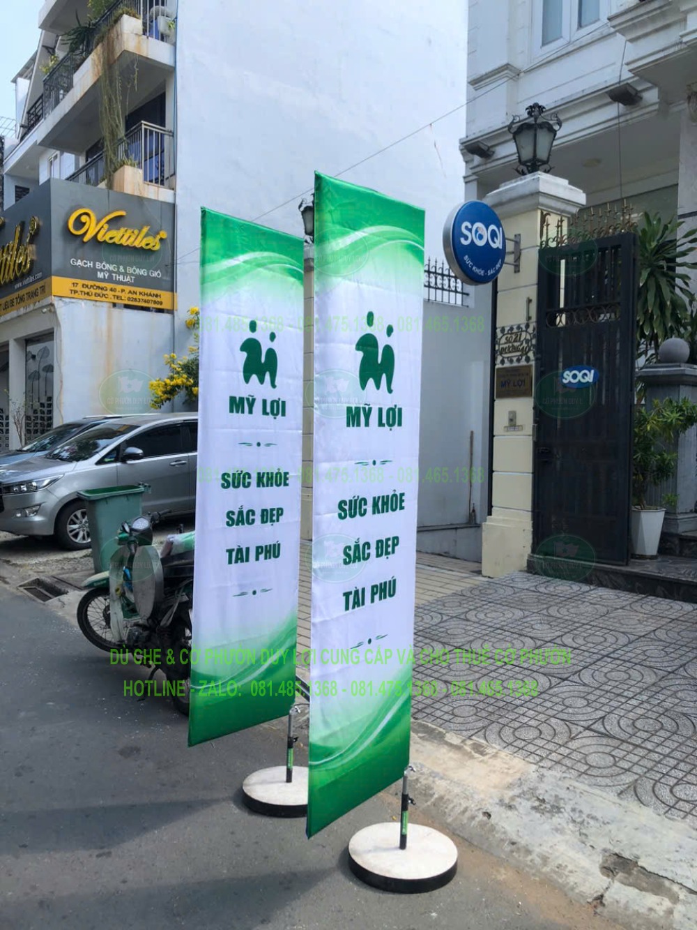 Hai cờ chữ nhật Mỹ Lợi tông xanh trắng đặt trước cơ sở