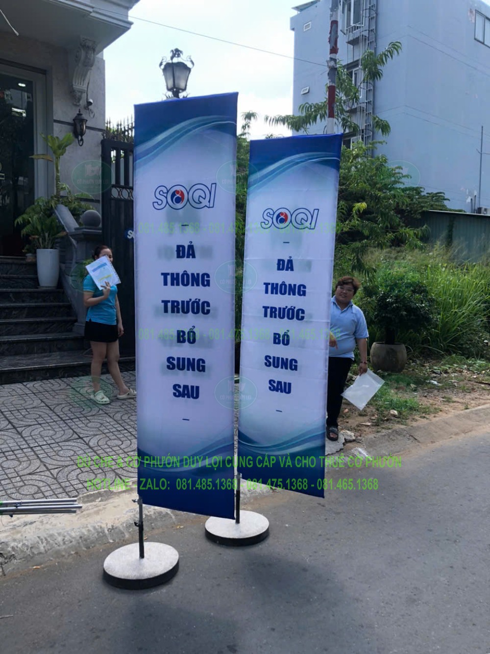 Cờ chữ nhật SOQI in thông điệp theo chiều dọc trên đế tròn
