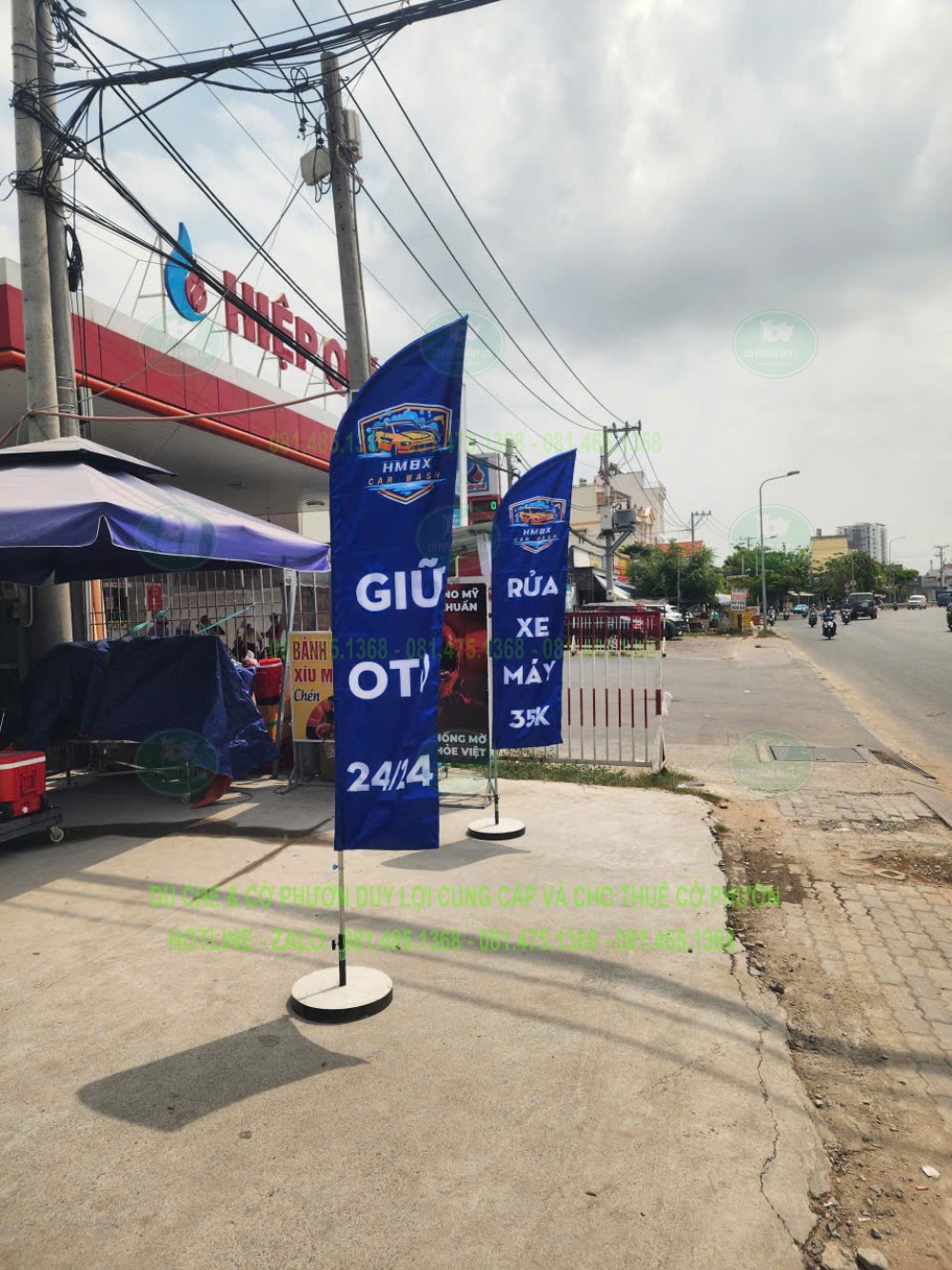 Cờ xanh giới thiệu dịch vụ giữ ô tô và rửa xe máy tại mặt tiền