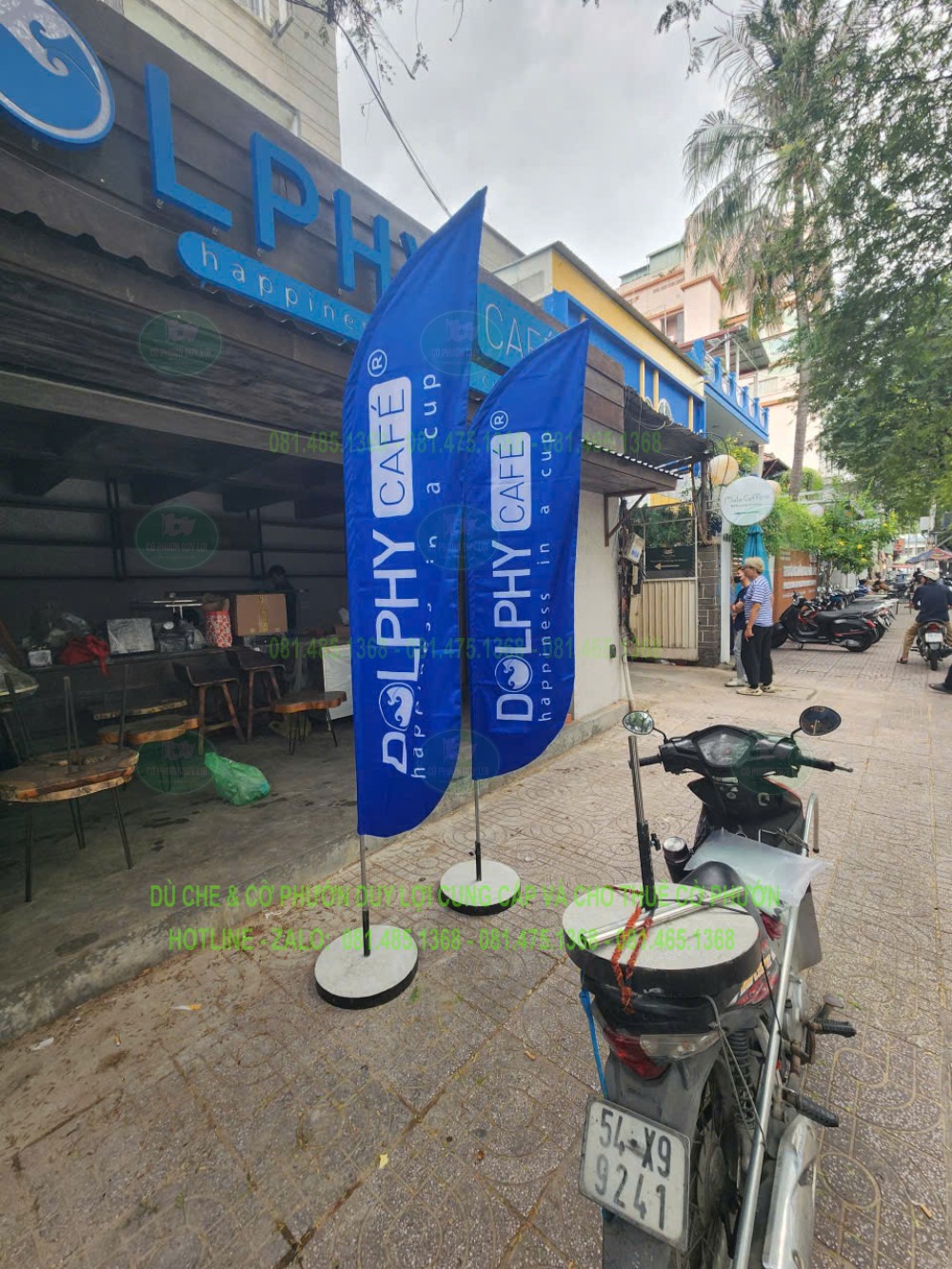Hai cờ Dolphy Café màu xanh đồng bộ với biển hiệu mặt tiền