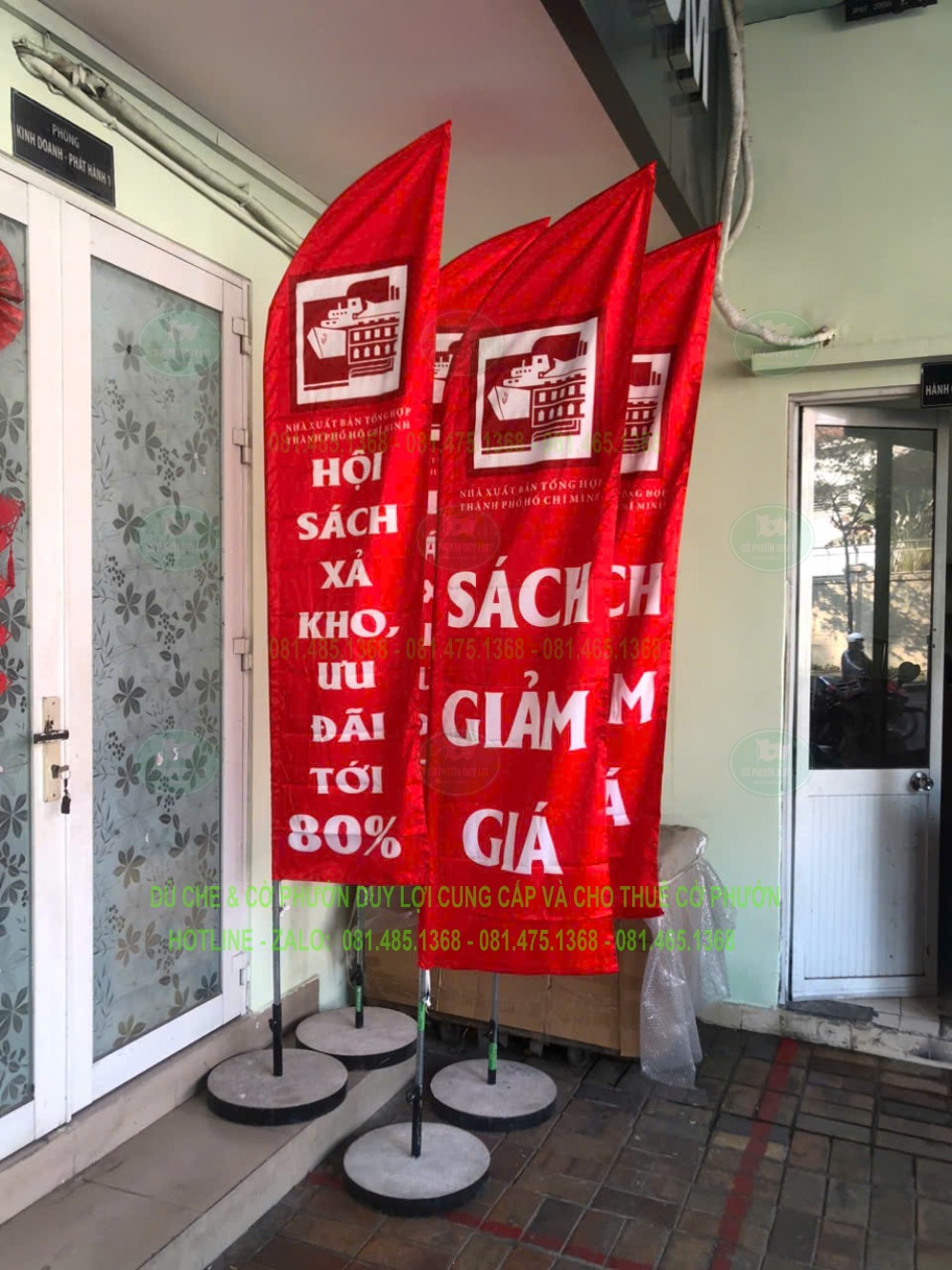 Nhóm cờ đỏ in nội dung hội sách và giảm giá tại khu vực trưng bày
