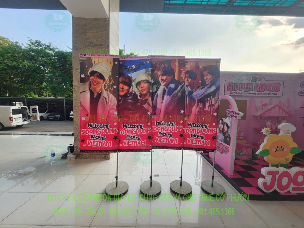 Bốn cờ JOONGDUNK bố trí dưới mái che cạnh tiểu cảnh fanmeeting