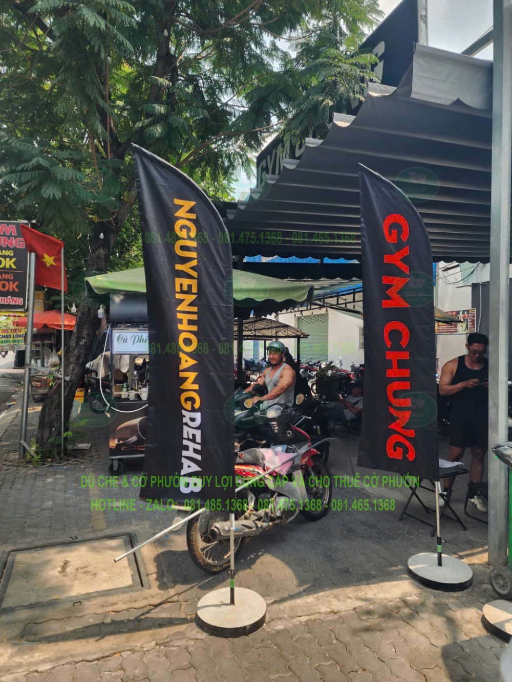 Hai bộ cờ nền đen trước khu vực GYM CHUNG