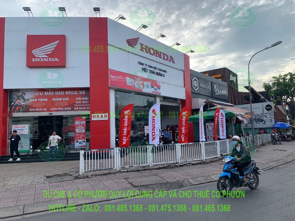 Cờ Honda và Việt Thái Quân đồng bộ với nhận diện mặt tiền đại lý