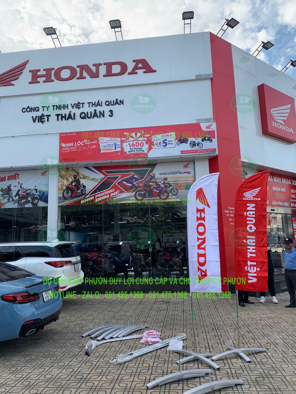 Cờ Honda và Việt Thái Quân trong quá trình chuẩn bị lắp đặt