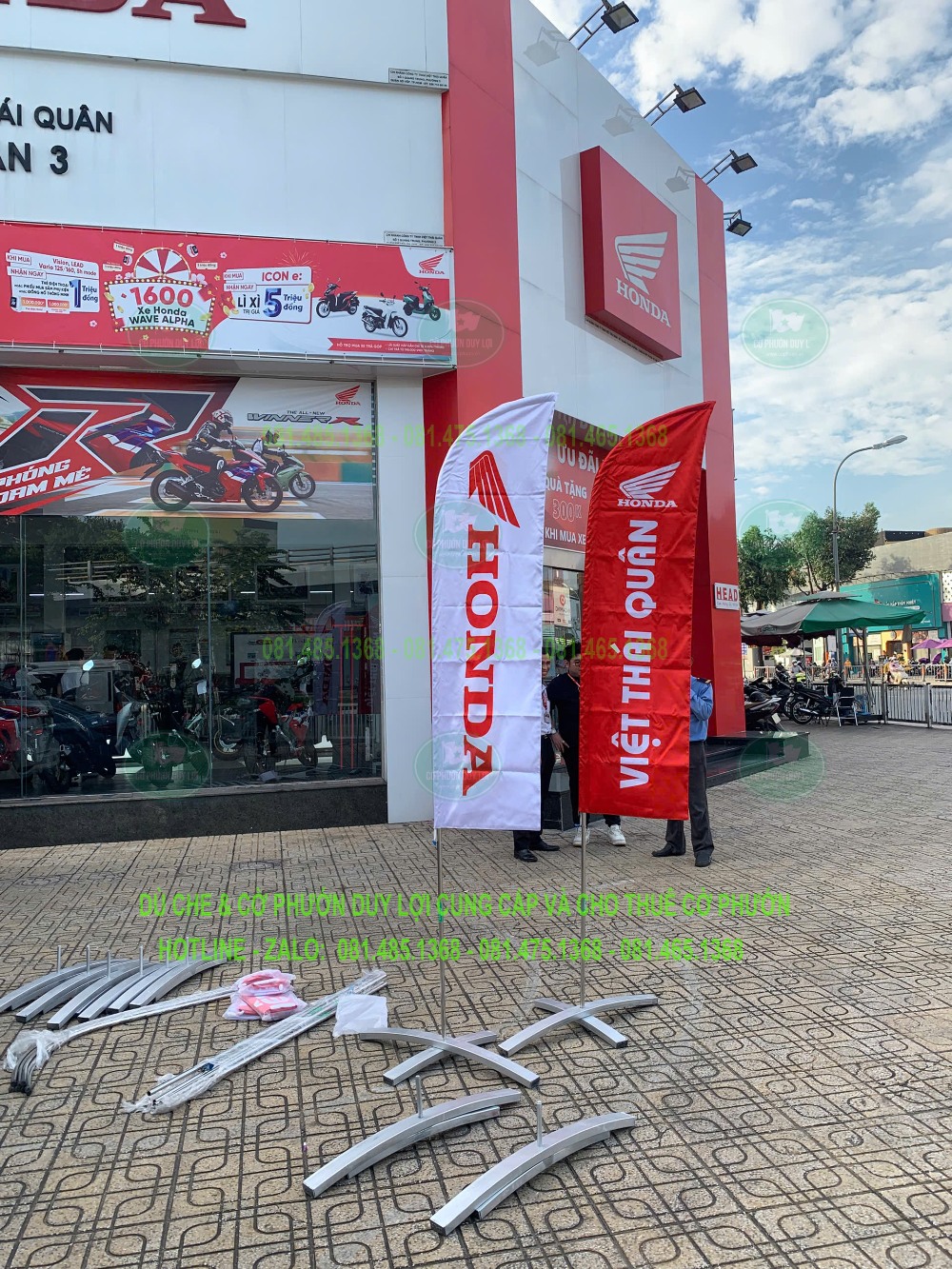 Hai mẫu cờ Honda và Việt Thái Quân trên đế chân chữ X