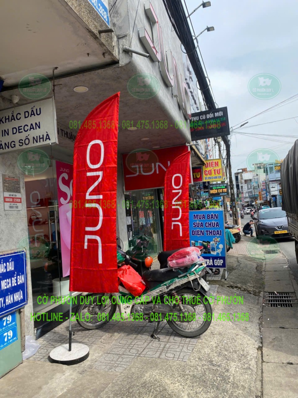 Hai bộ cờ JUNO tạo điểm nhận diện ở khu vực mặt tiền cửa hàng