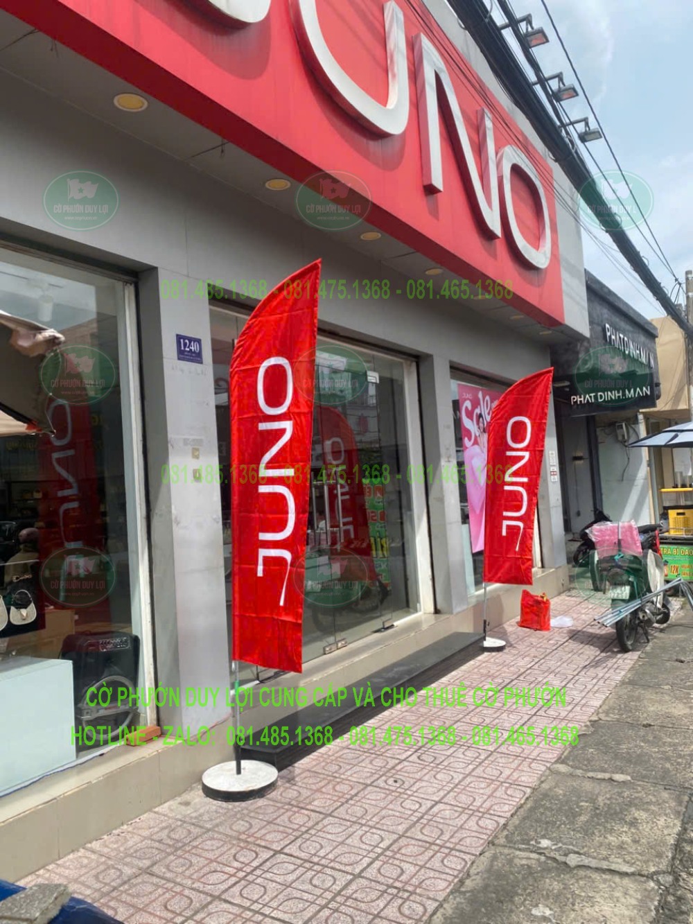 Hai bộ cờ phướn cánh buồm đỏ đồng bộ với biển hiệu JUNO