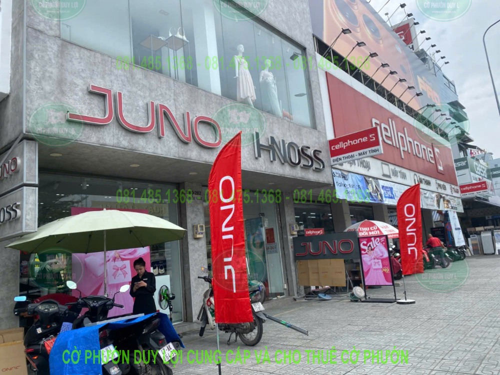 Cờ JUNO bố trí dọc mặt tiền cửa hàng trên tuyến phố thương mại
