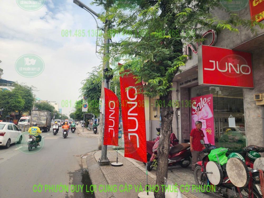 Cờ quảng cáo JUNO màu đỏ hiện diện bên bảng chương trình Sale