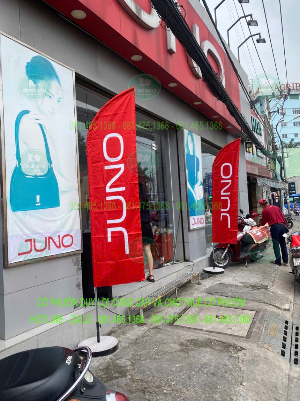 Hai bộ cờ cánh buồm JUNO dọc mặt kính và lối vào cửa hàng