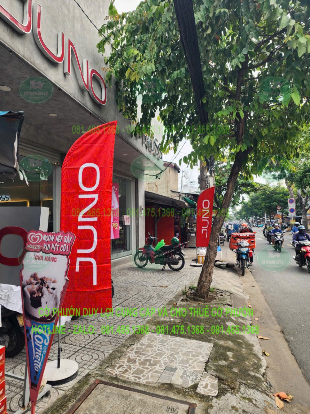 Cờ JUNO màu đỏ ở khu vực vỉa hè dưới tán cây