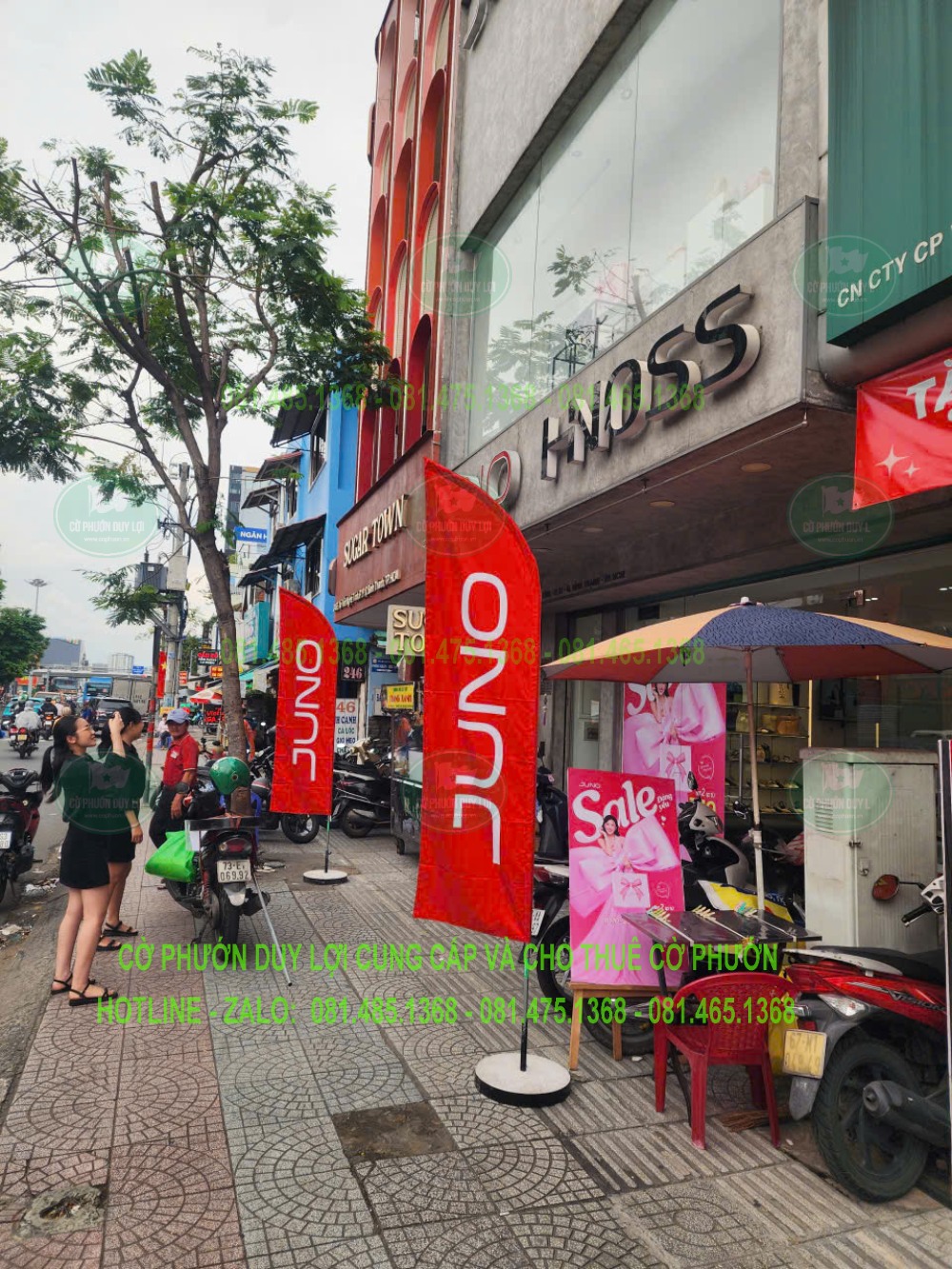 Cờ cánh buồm JUNO kết hợp bảng Sale trước mặt tiền cửa hàng