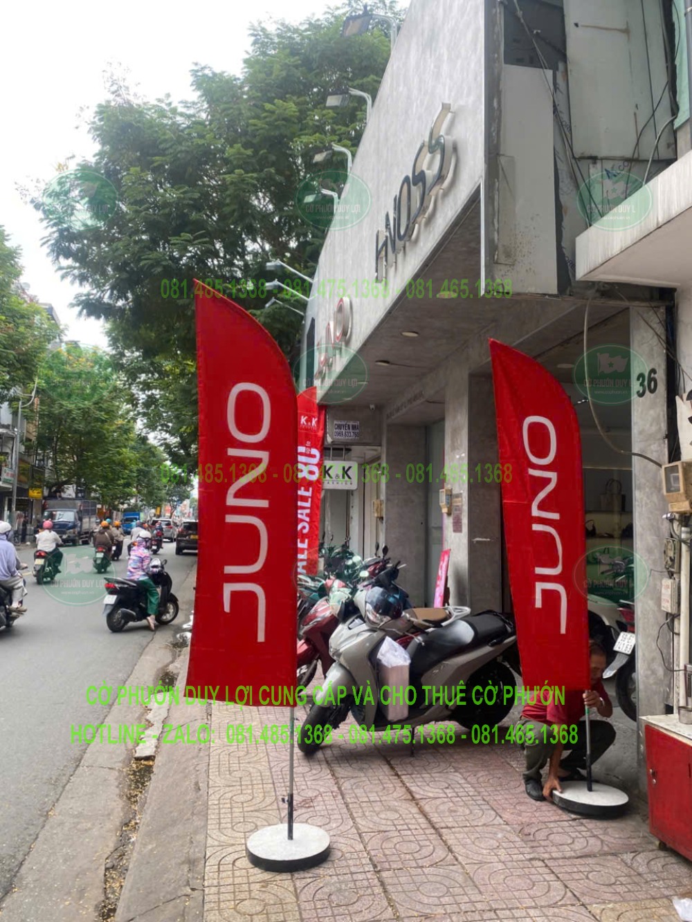 Hai bộ cờ JUNO đặt ở hai vị trí trước mặt tiền cửa hàng