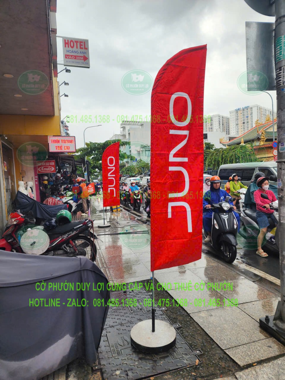 Cờ cánh buồm JUNO với logo trắng và đế tròn nhìn từ gần