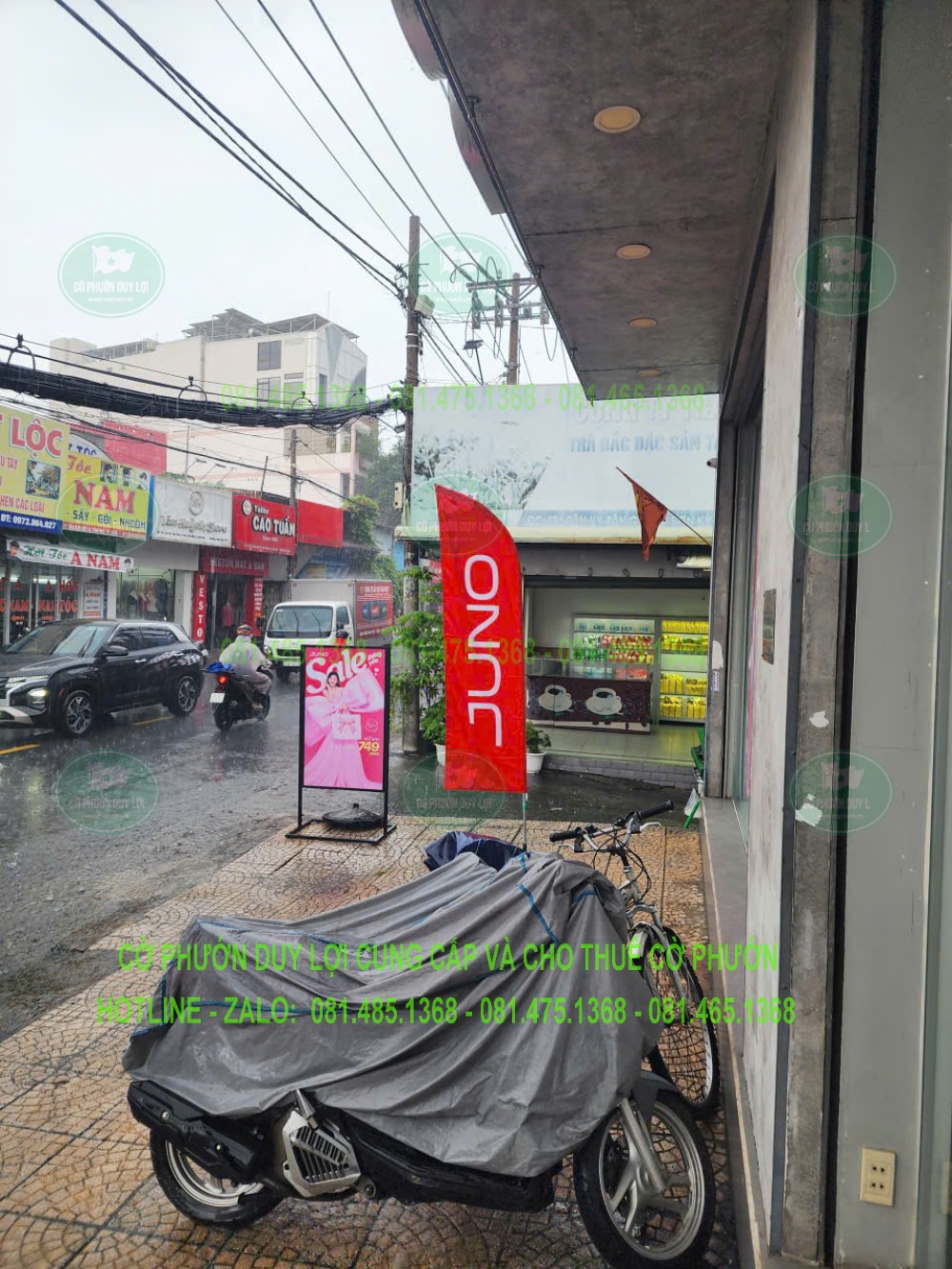 Cờ JUNO và bảng quảng bá nhìn từ phía trong cửa hàng ra đường