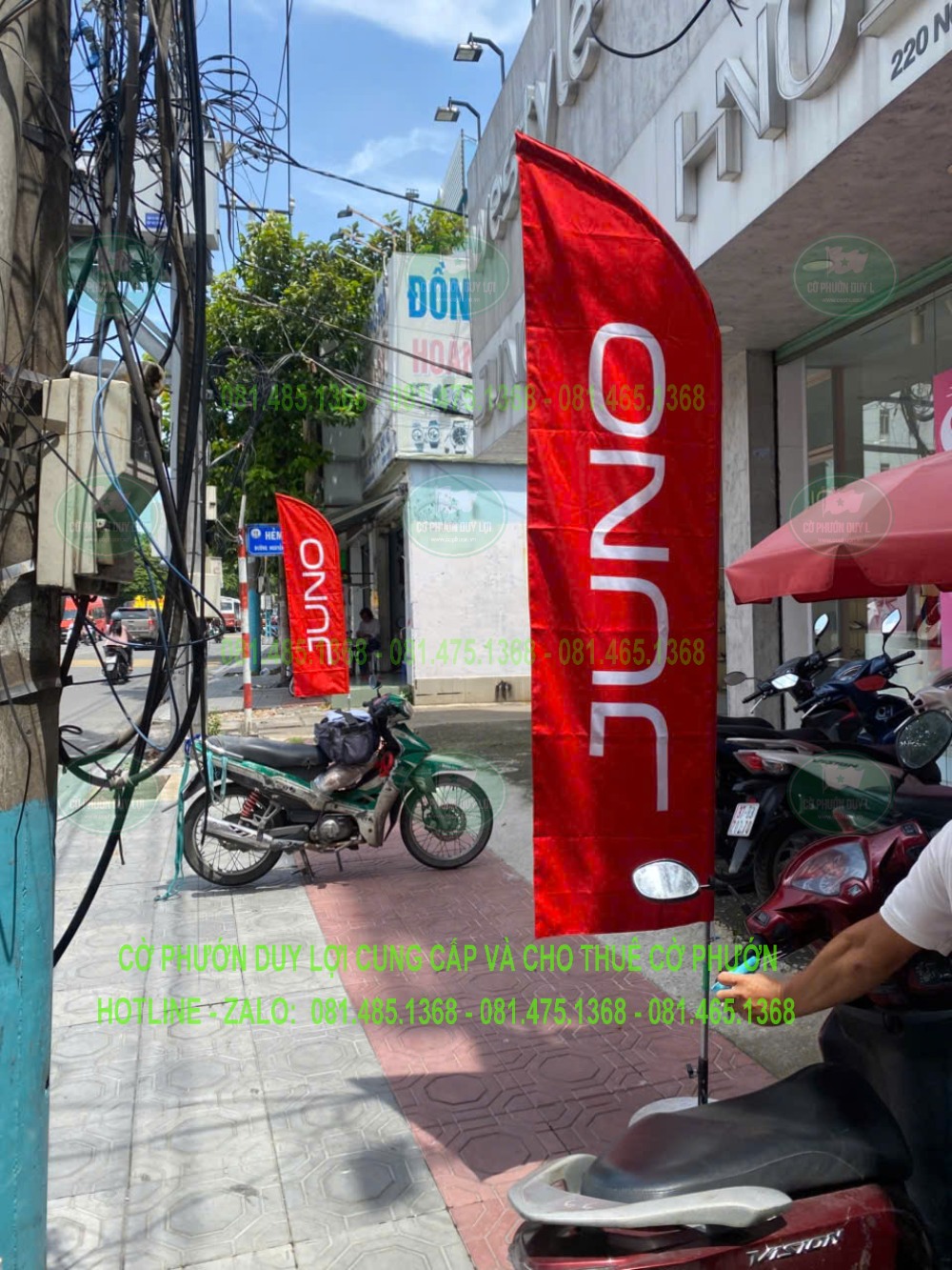 Cờ quảng cáo JUNO nổi bật bên khu vực xe máy trước cửa hàng