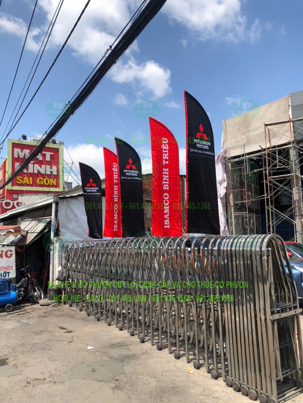 Cờ nền đen Mitsubishi Motors xen kẽ cờ đỏ in tên ISAMCO Bình Triệu