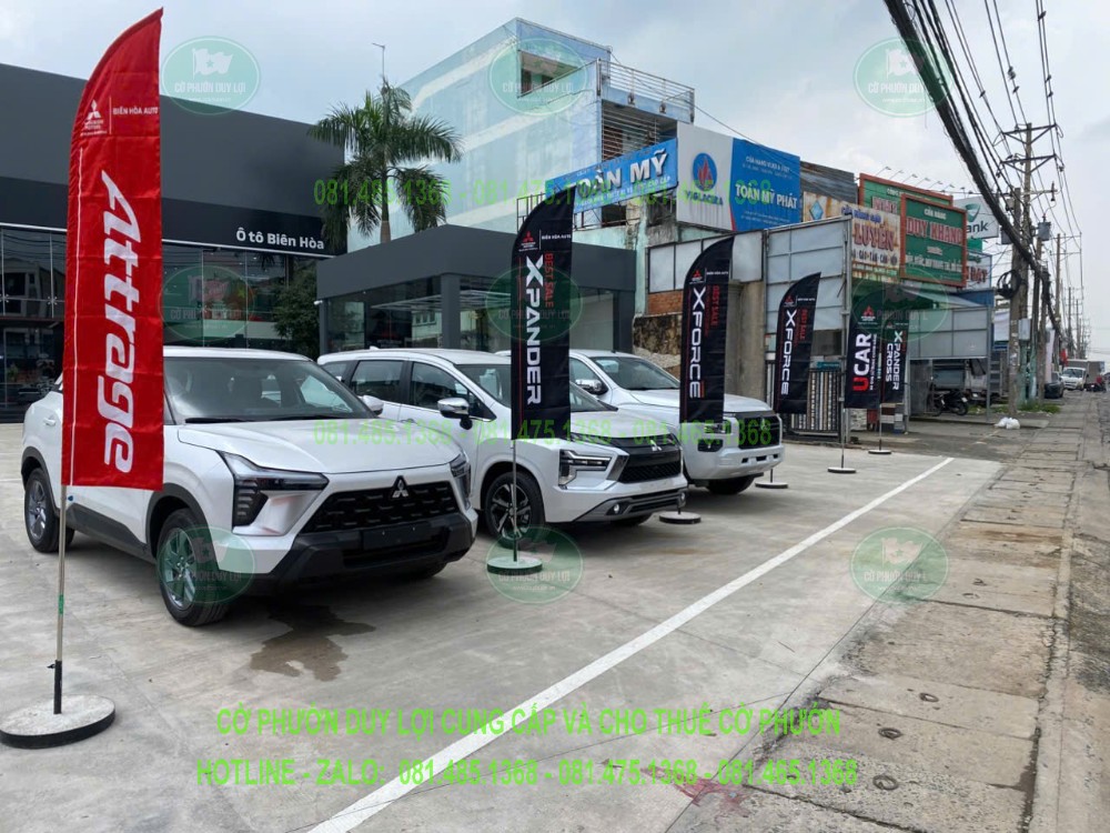 Cờ Attrage và các mẫu cờ Mitsubishi bố trí cạnh dãy xe tại Biên Hòa Auto