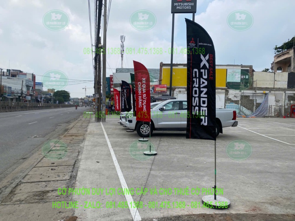 Cờ Xpander Cross nền đen và các mẫu cờ dọc khu vực trưng bày xe