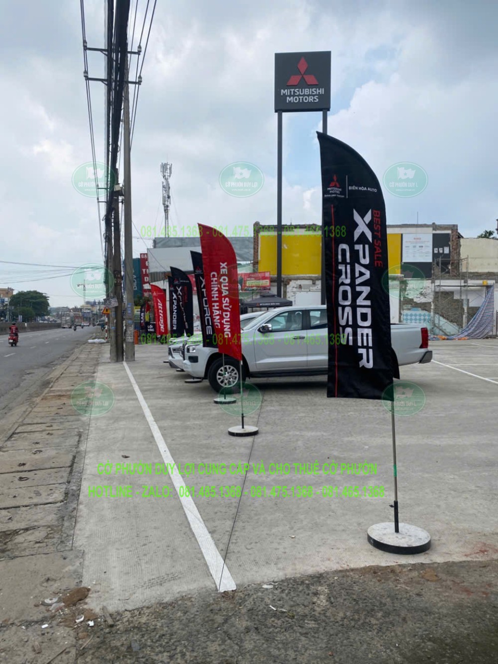 Cờ Xpander Cross với tên Biên Hòa Auto ở phần trên lá cờ
