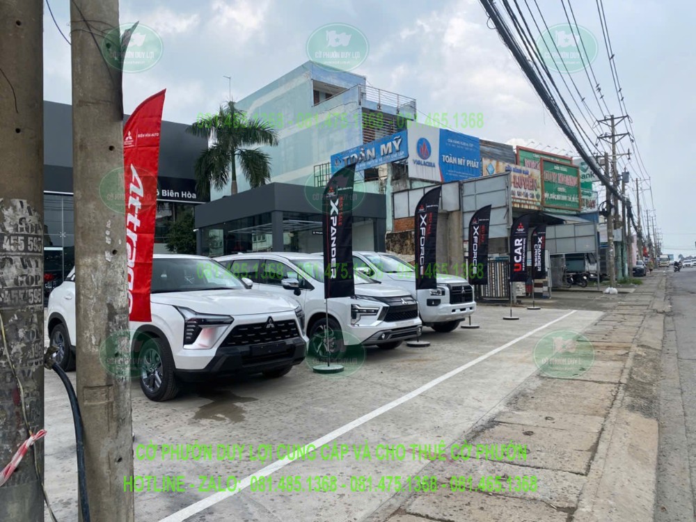 Cờ đỏ và đen phối hợp nhận diện tại mặt tiền khu trưng bày Biên Hòa Auto