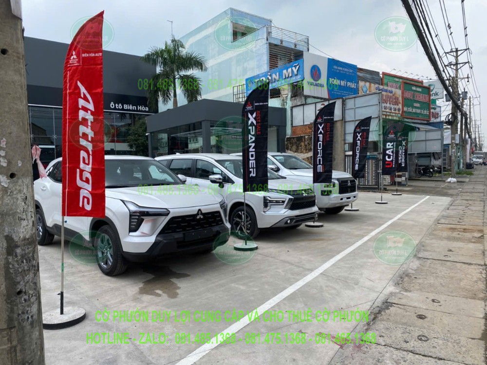 Dãy cờ quảng cáo đặt theo khu vực xe trưng bày tại Biên Hòa Auto