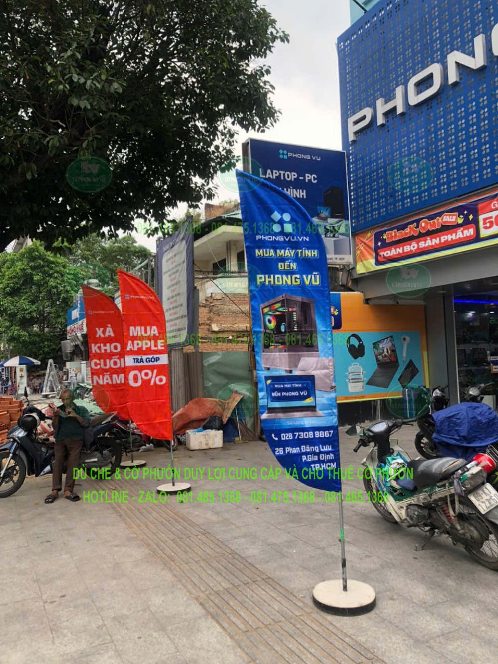 Cờ quảng cáo laptop và màn hình bố trí trước cửa hàng Phong Vũ