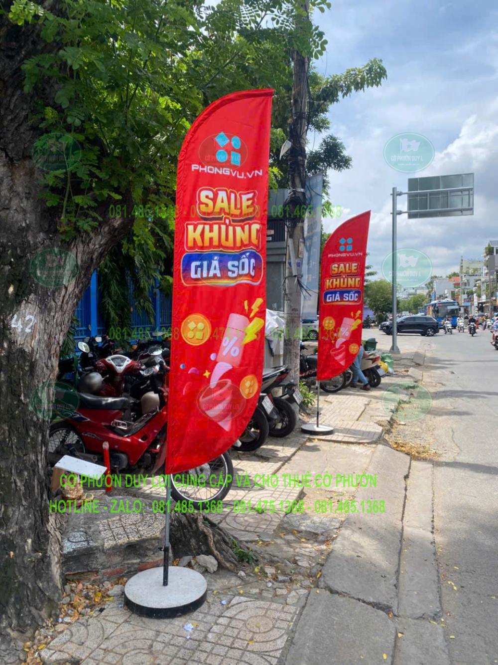 Hai bộ cờ đỏ Phong Vũ quảng bá Sale khủng giá sốc dọc vỉa hè