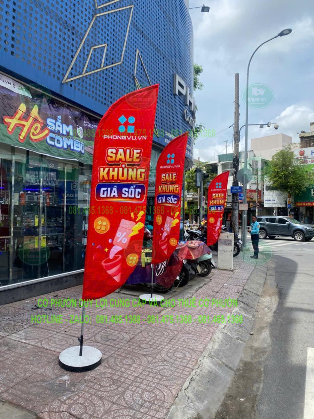 Dãy cờ đỏ Sale khủng giá sốc trước hệ thống cửa hàng Phong Vũ