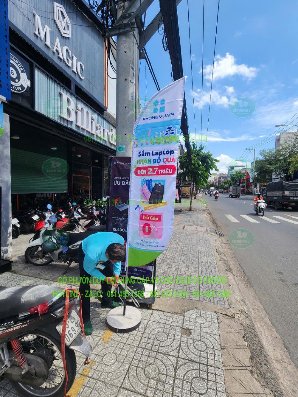 Cờ chương trình mua laptop với thiết kế sáng màu đặt trước cửa hàng