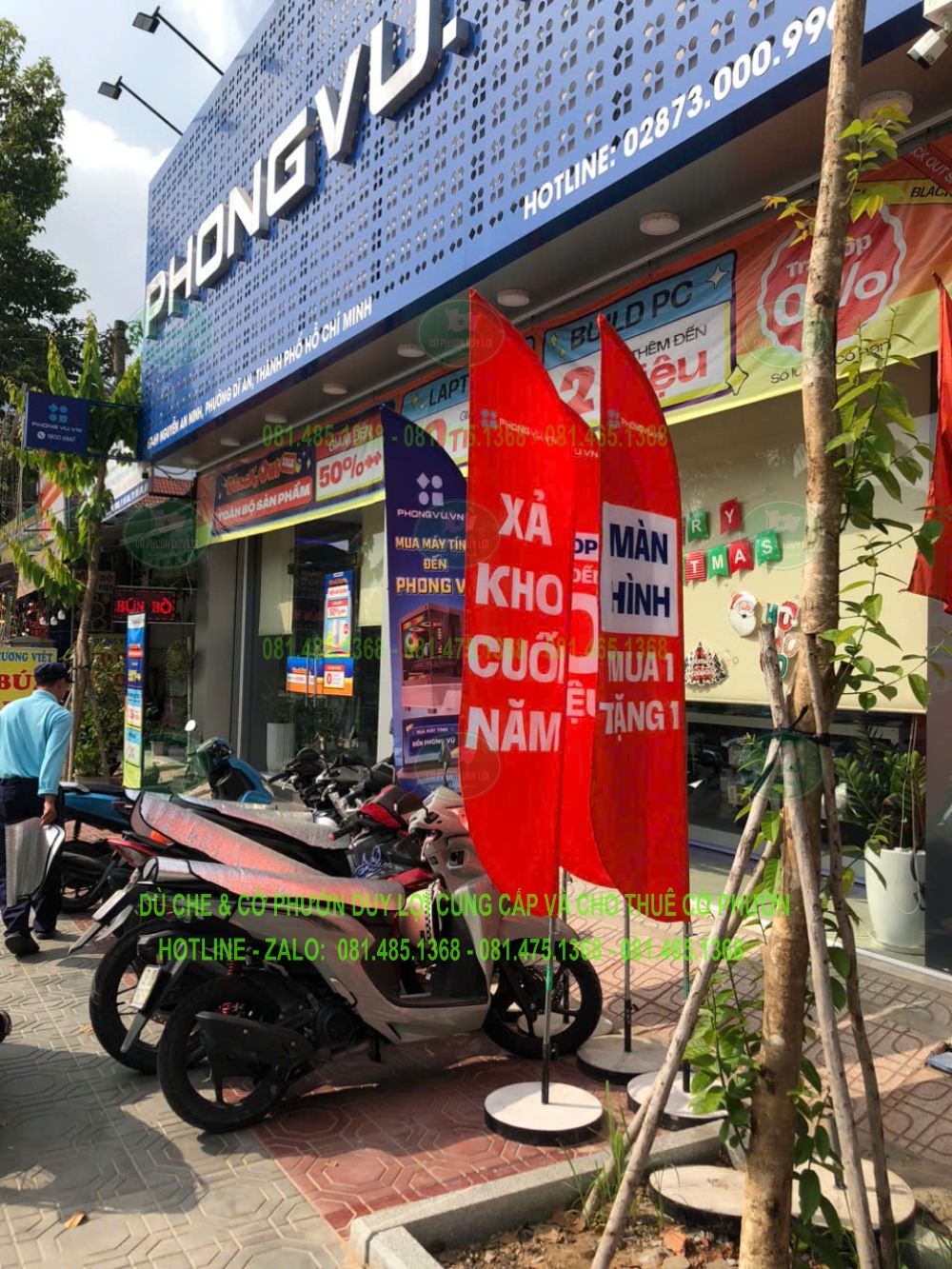 Cờ đỏ quảng bá xả kho cuối năm trước biển hiệu Phong Vũ