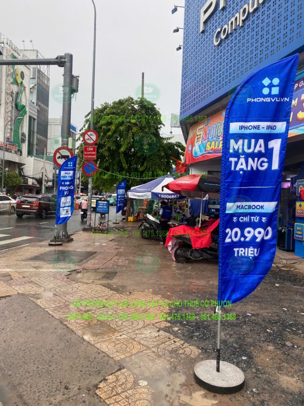 Cờ xanh quảng bá chương trình mua một tặng một trước cửa hàng