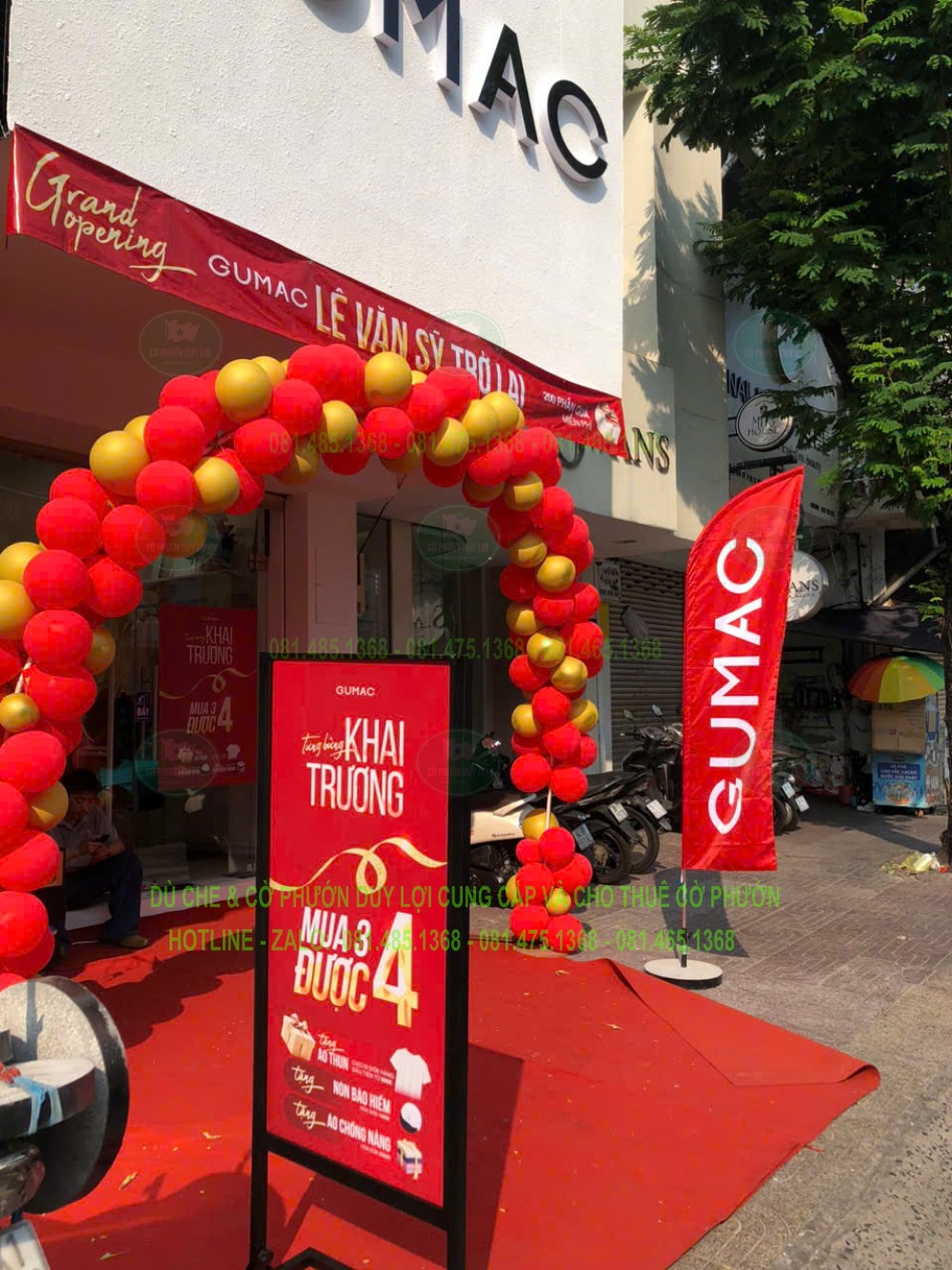 Cờ GUMAC màu đỏ đồng bộ với khu vực khai trương trước cửa hàng