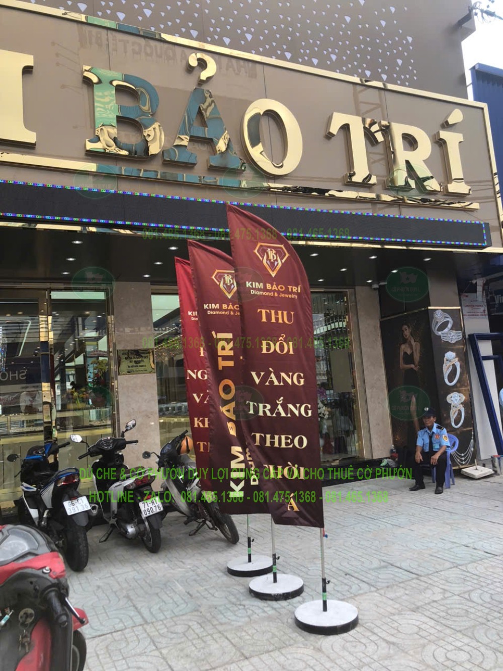 Cờ Kim Bảo Trí in tên thương hiệu và nội dung thu đổi vàng trước cửa hàng
