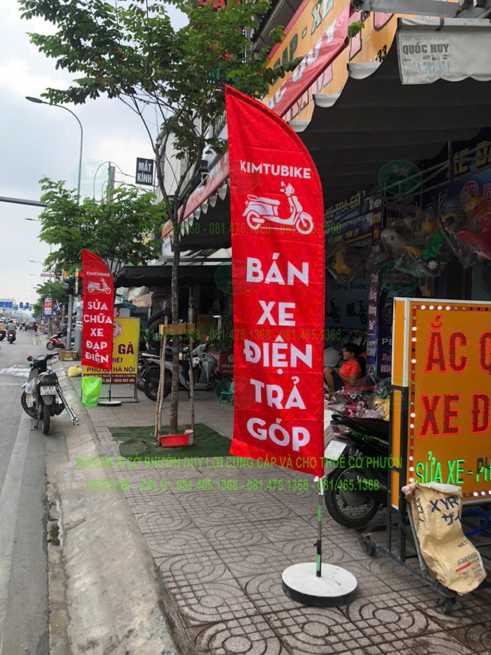 Cờ đỏ KIMTUBIKE giới thiệu xe điện và dịch vụ trước điểm bán