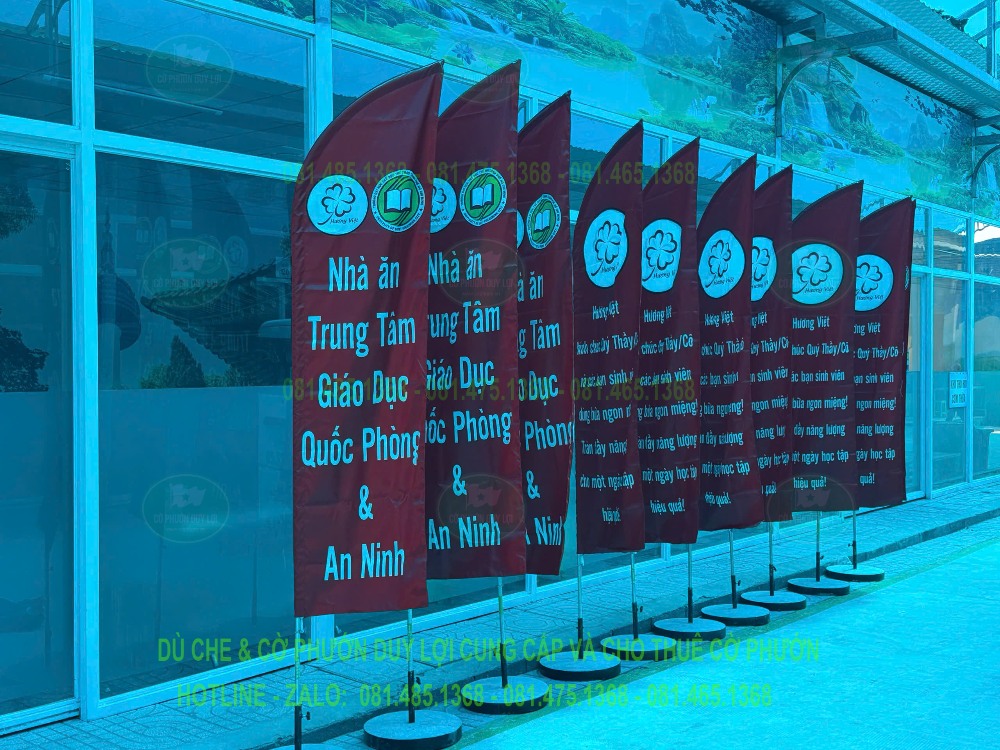 Dãy cờ nhà ăn và thương hiệu Hương Việt được lắp thành nhiều bộ đồng bộ