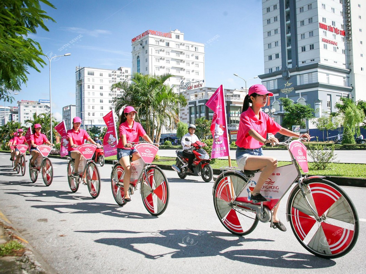 Dịch Vụ May In Cờ Roadshow Treo Xe Gi&aacute; Rẻ